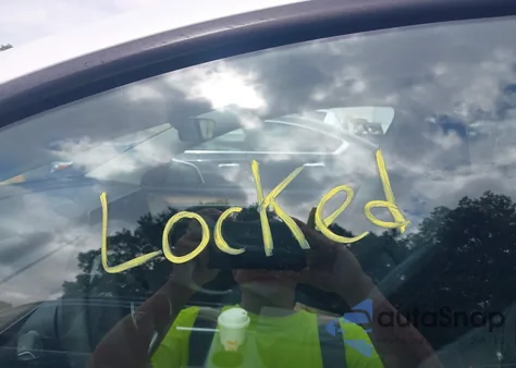 2024 Tesla Model Y Long Range Dual Motor All-Wheel Drive z USA, uszkodzony, nr VIN 7SAYGDEE7RF130028